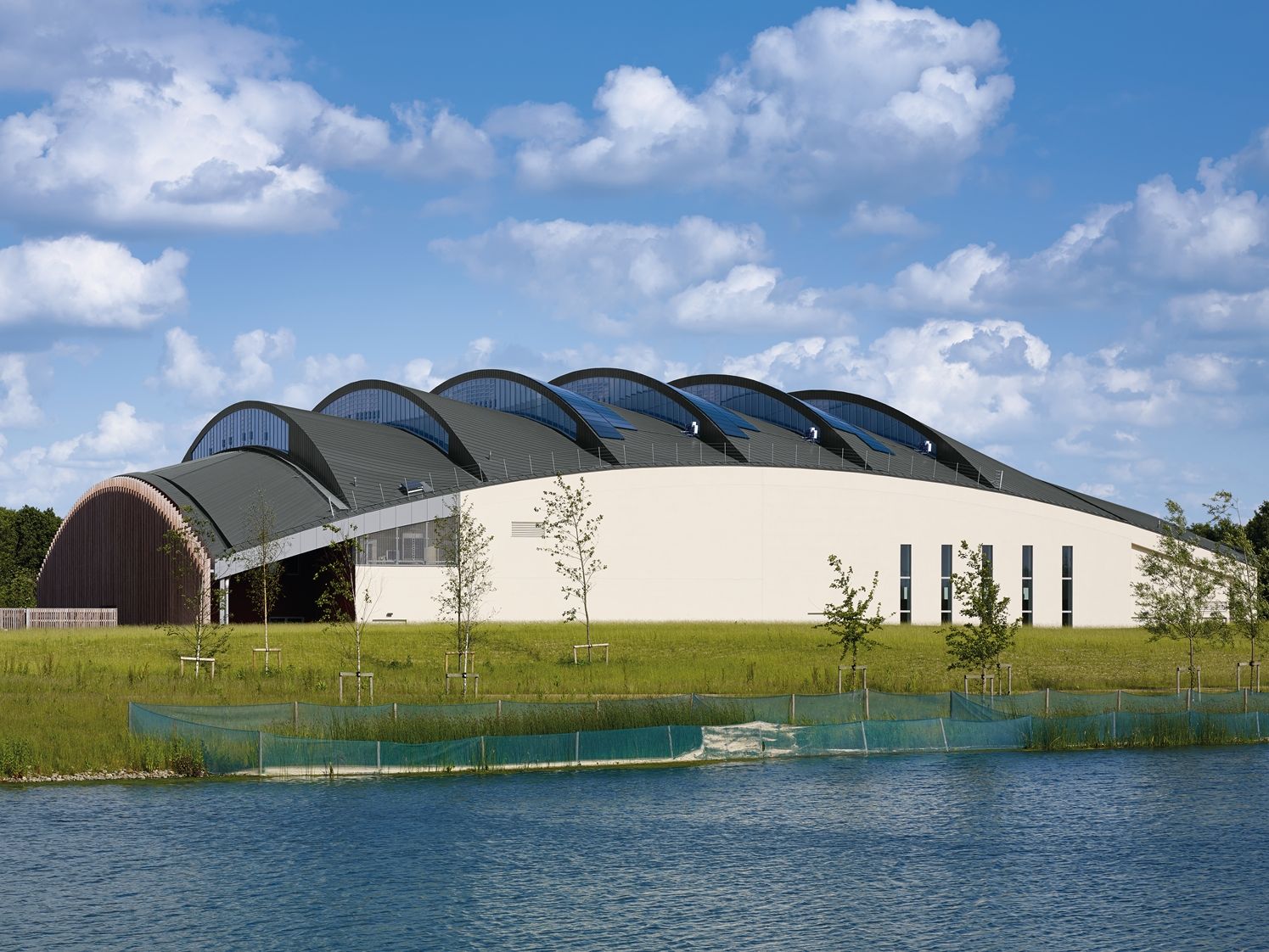 Sportzentrum der Universität von Cambridge mit Zinkdach in Doppelstehfalz