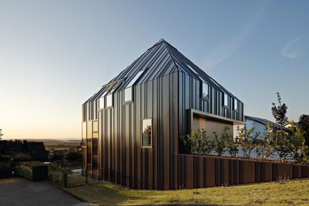 Einfamilienhaus mit Winkelstehfalzfassade Einfamilienhaus mit Winkelstehfalzfassade