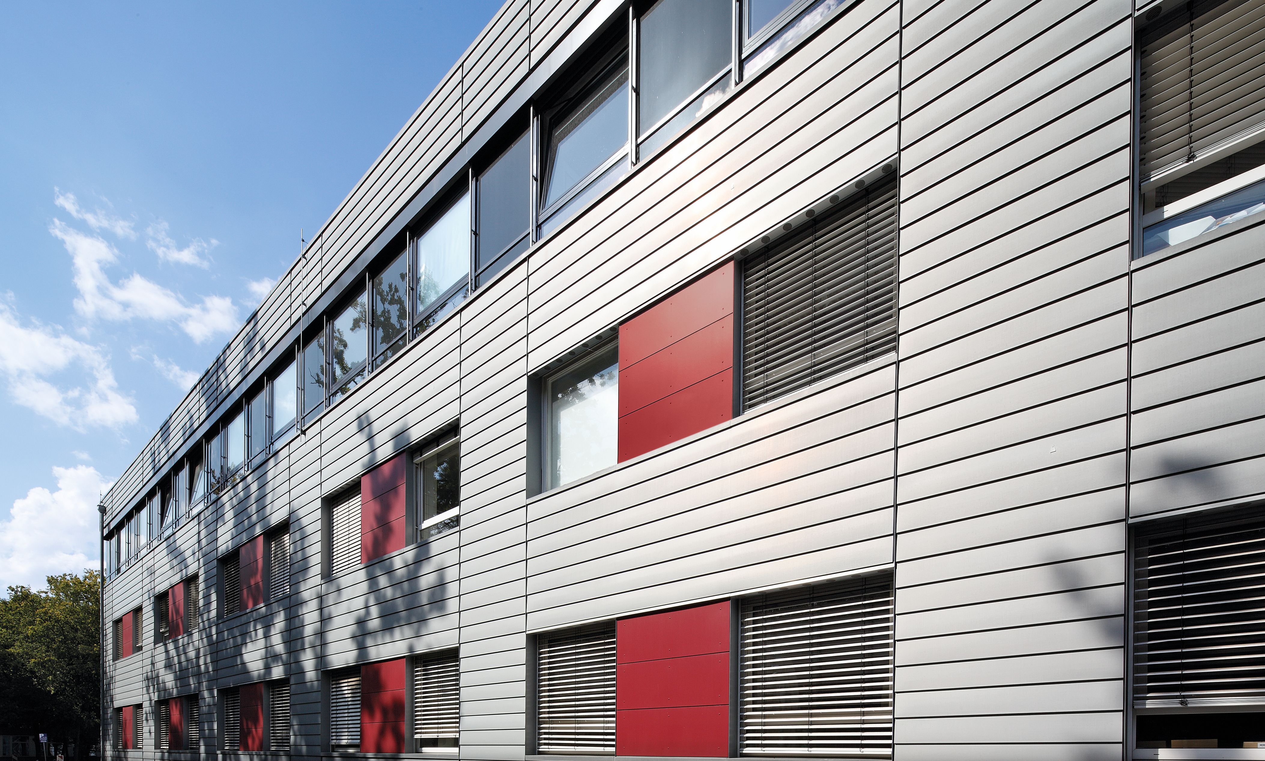 Forschungsinstitut mit Stulppaneel-Fassade