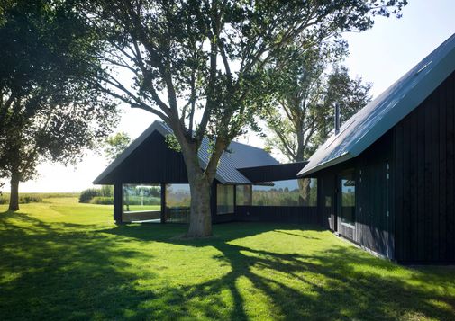 House by the lake - Residential building